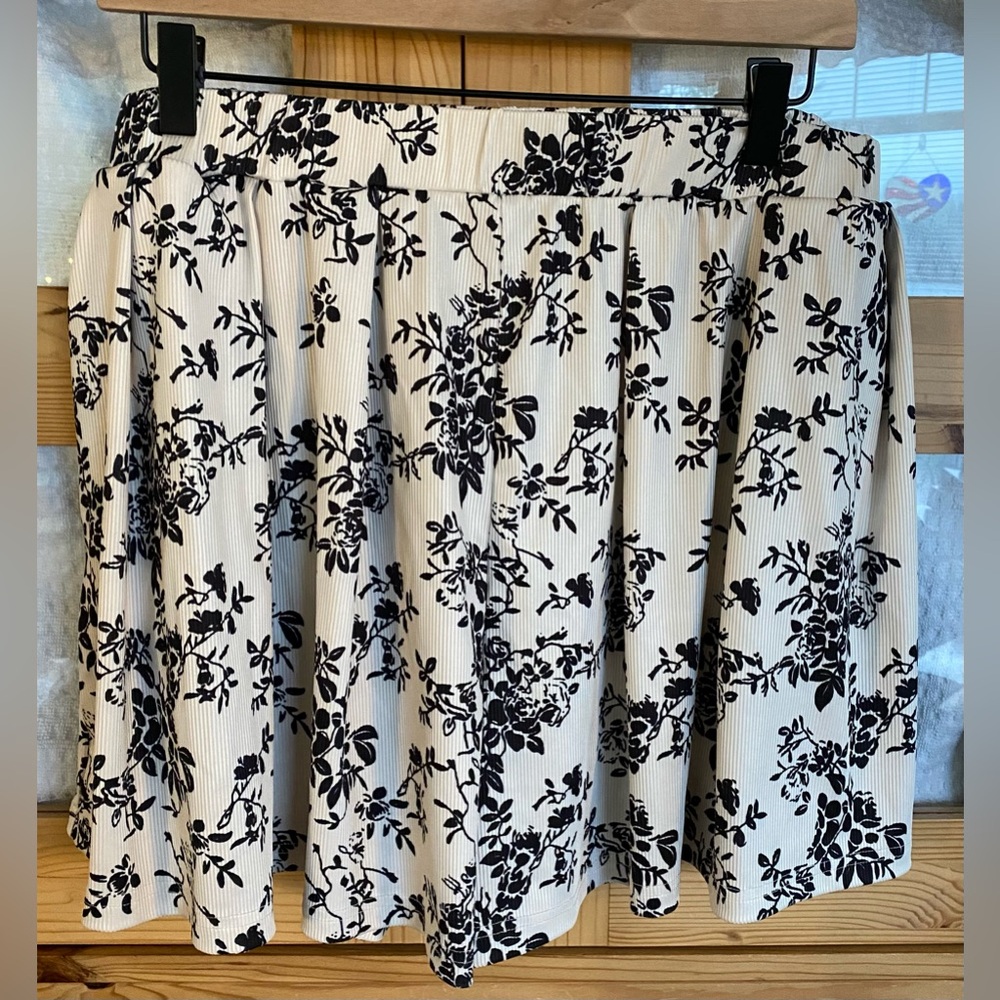 Cider White and Black Floral Shorts